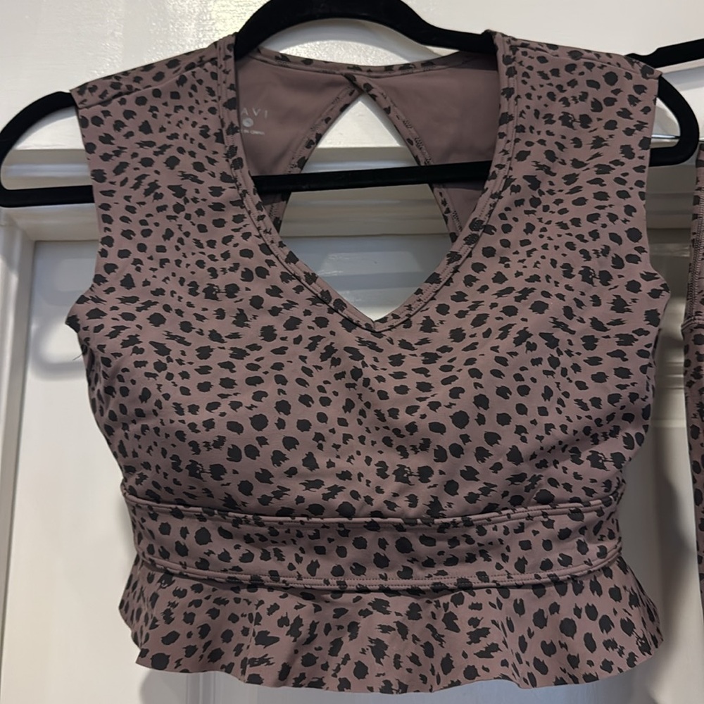 Tavi Workout Set - Picture 2 of 6